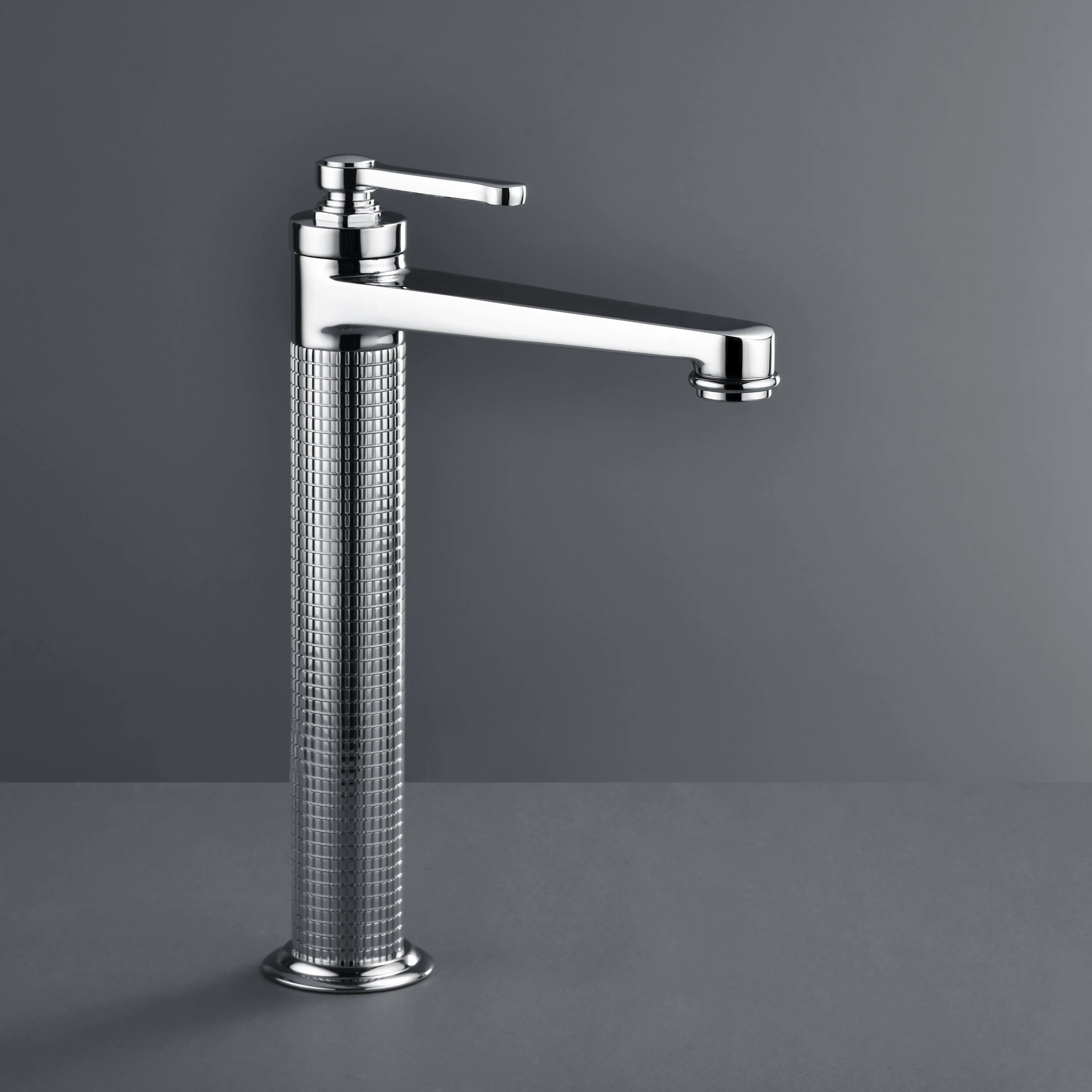 Mitigeur lavabo surélevé cannelé César en chrome, finition brillante et miroir, corps texturé, design minimaliste et poignée fine pour une salle de bain contemporaine.