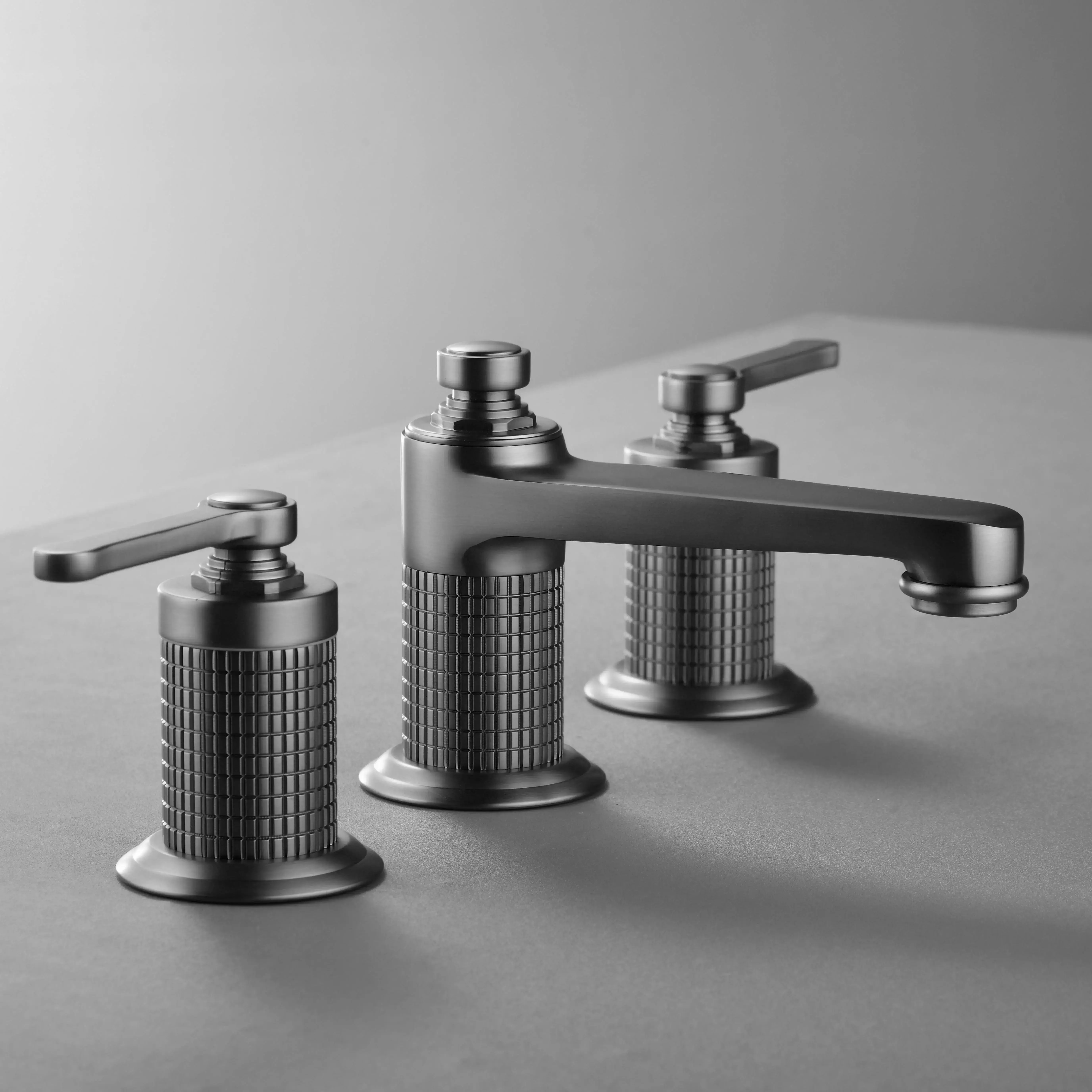Mélangeur César gun métal avec poignées guillochées, robinet 3 trous sur plan de toilette