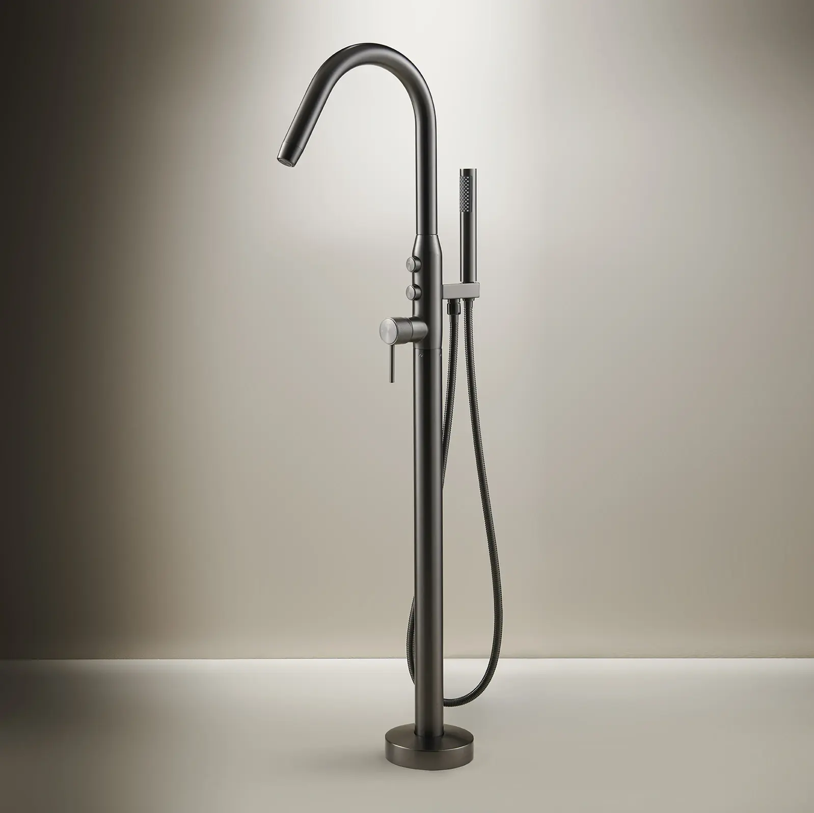 Mitigeur bain-douche sur pied Bruma en finition gun métal avec douchette