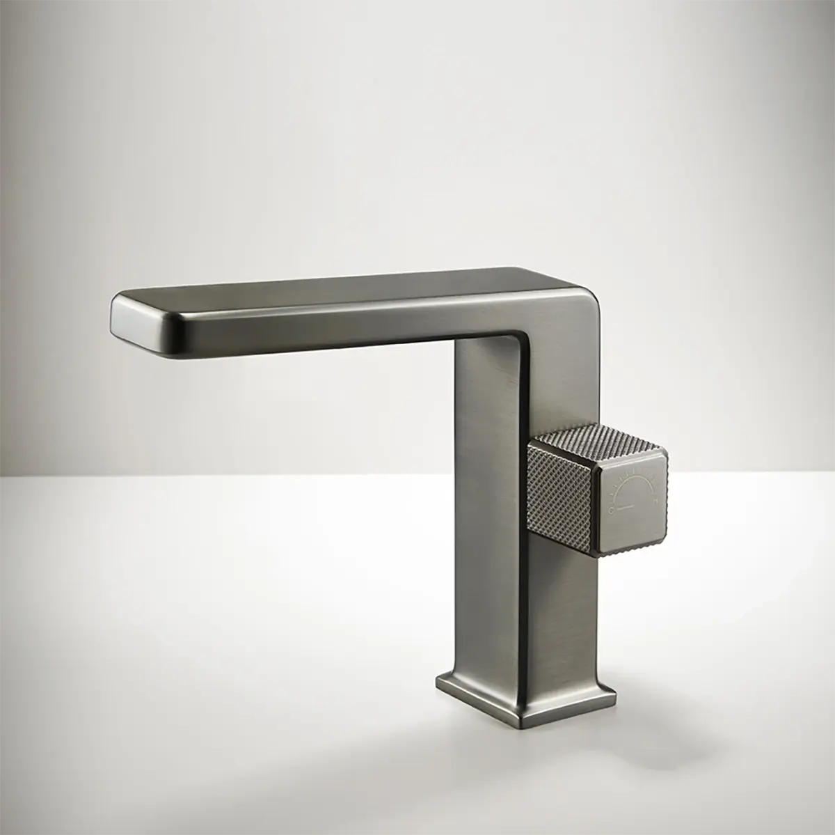 Mitigeur lavabo Star manette cannelée finition Gun métal, style industriel et moderne.