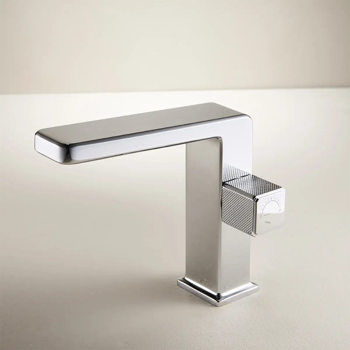 Mitigeur lavabo Star manette cannelée finition Chromé avec design épuré et brillant.