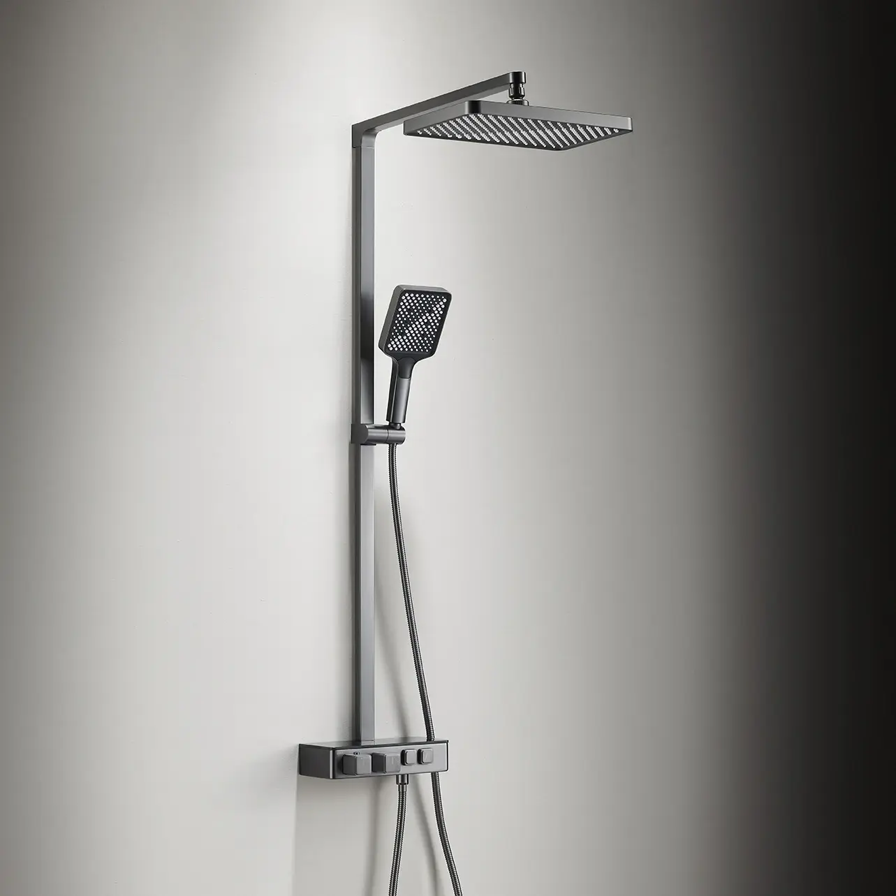 Colonne de douche thermostatique avec manette cannelée finition Gun métal dans une salle de bain design.