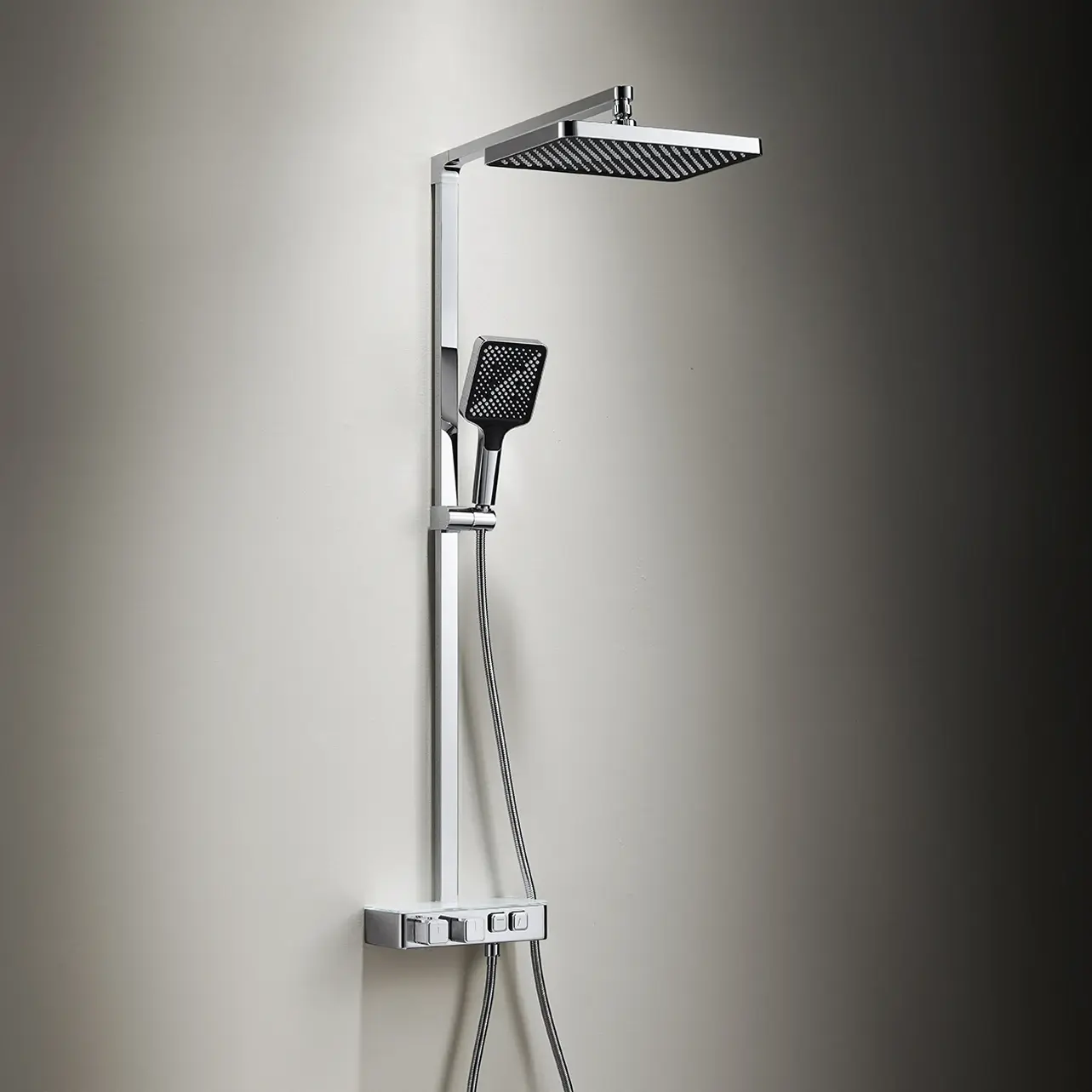 Colonne de douche thermostatique avec manette cannelée finition chromée brillante dans une salle de bain lumineuse.