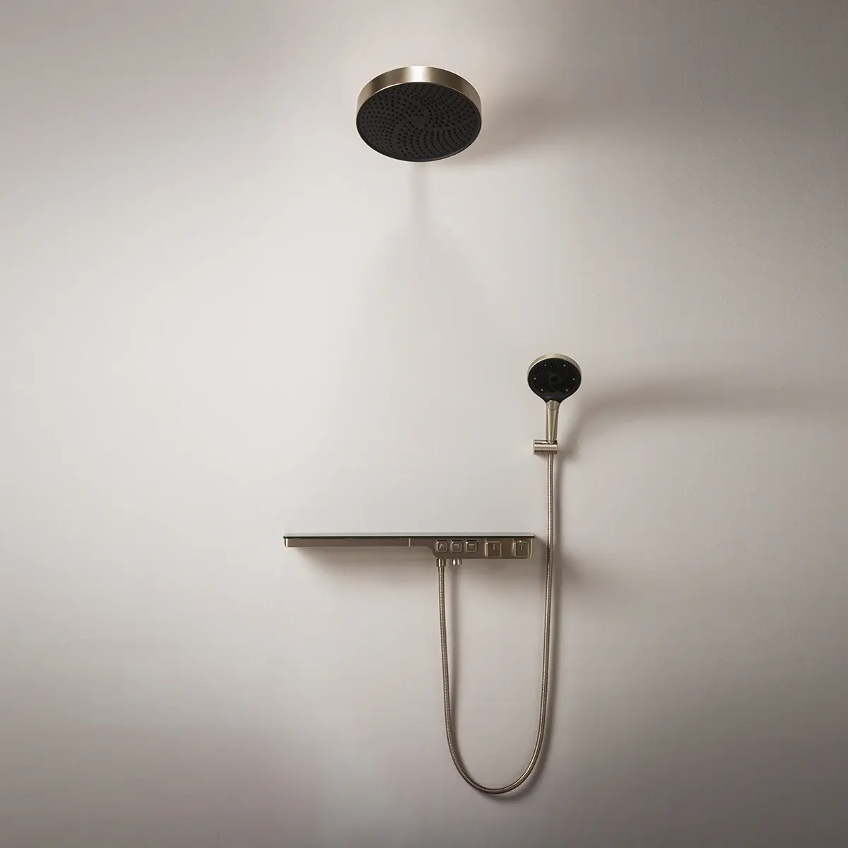 Composition de douche encastrée Bruma Champagne avec tête pluie carrée et douchette moderne.