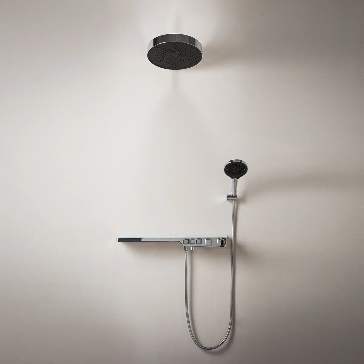 Composition de douche encastrée Bruma Chromé avec douchette et pommeau de tête brillant.