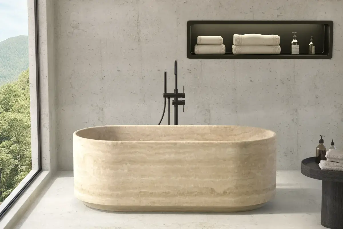 Baignoire îlot oblongue en pierre naturelle Travertin beige Caïques, design moderne et élégant dans une salle de bain contemporaine