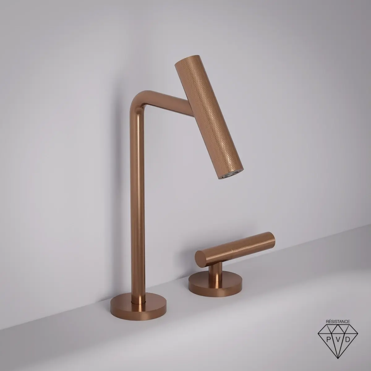 Mitigeur lavabo 2 trous doré rose brossé Honfleur en vue de profil, finition raffinée en laiton cuivré avec bec texturé moleté, lignes épurées et silhouette sculpturale pour une ambiance chaleureuse et sophistiquée