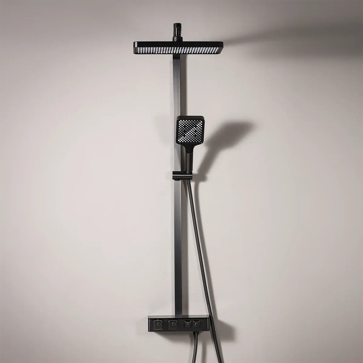 Colonne de douche thermostatique avec manette cannelée finition Gun métal dans une salle de bain design.