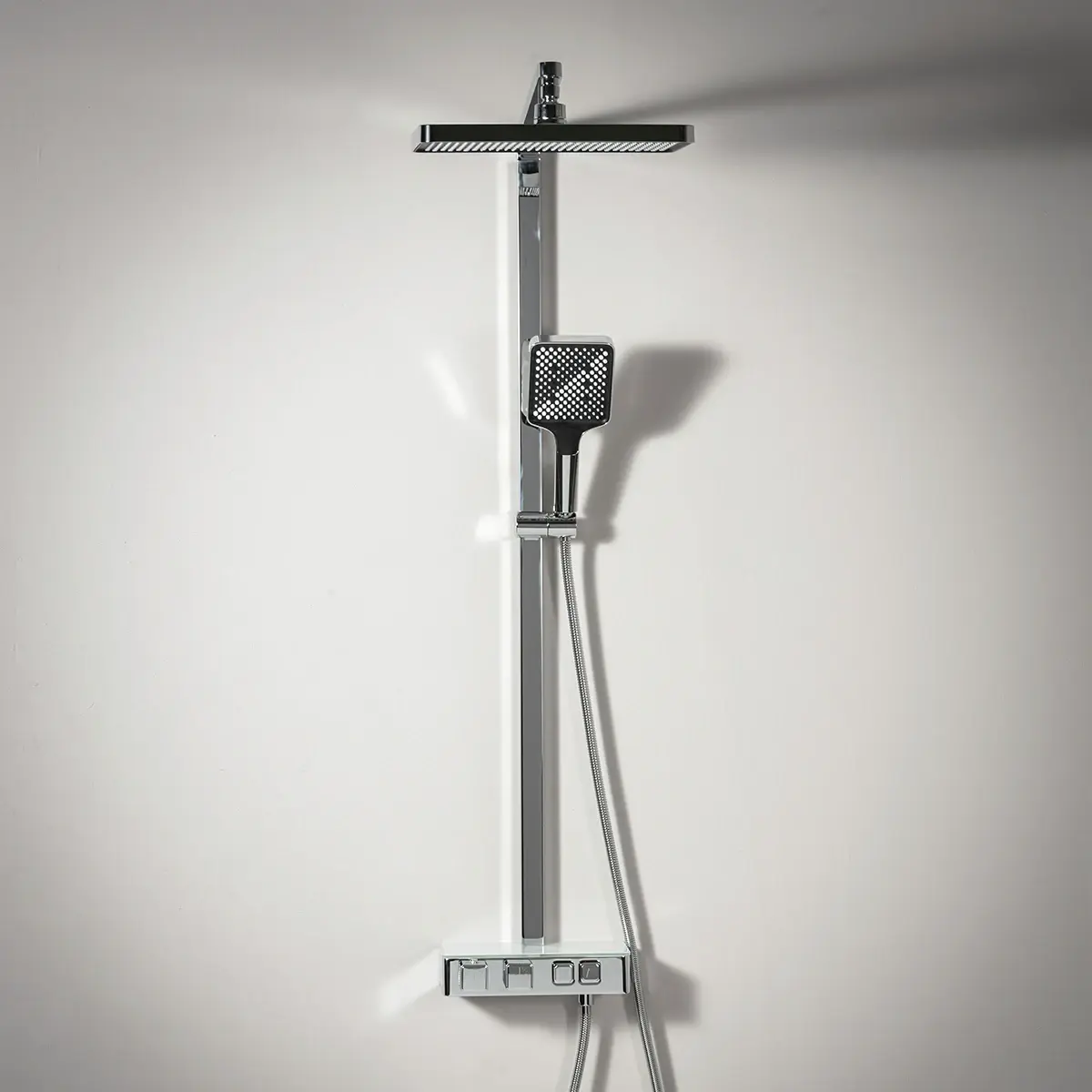 Colonne de douche thermostatique avec manette cannelée finition chromée brillante dans une salle de bain lumineuse.