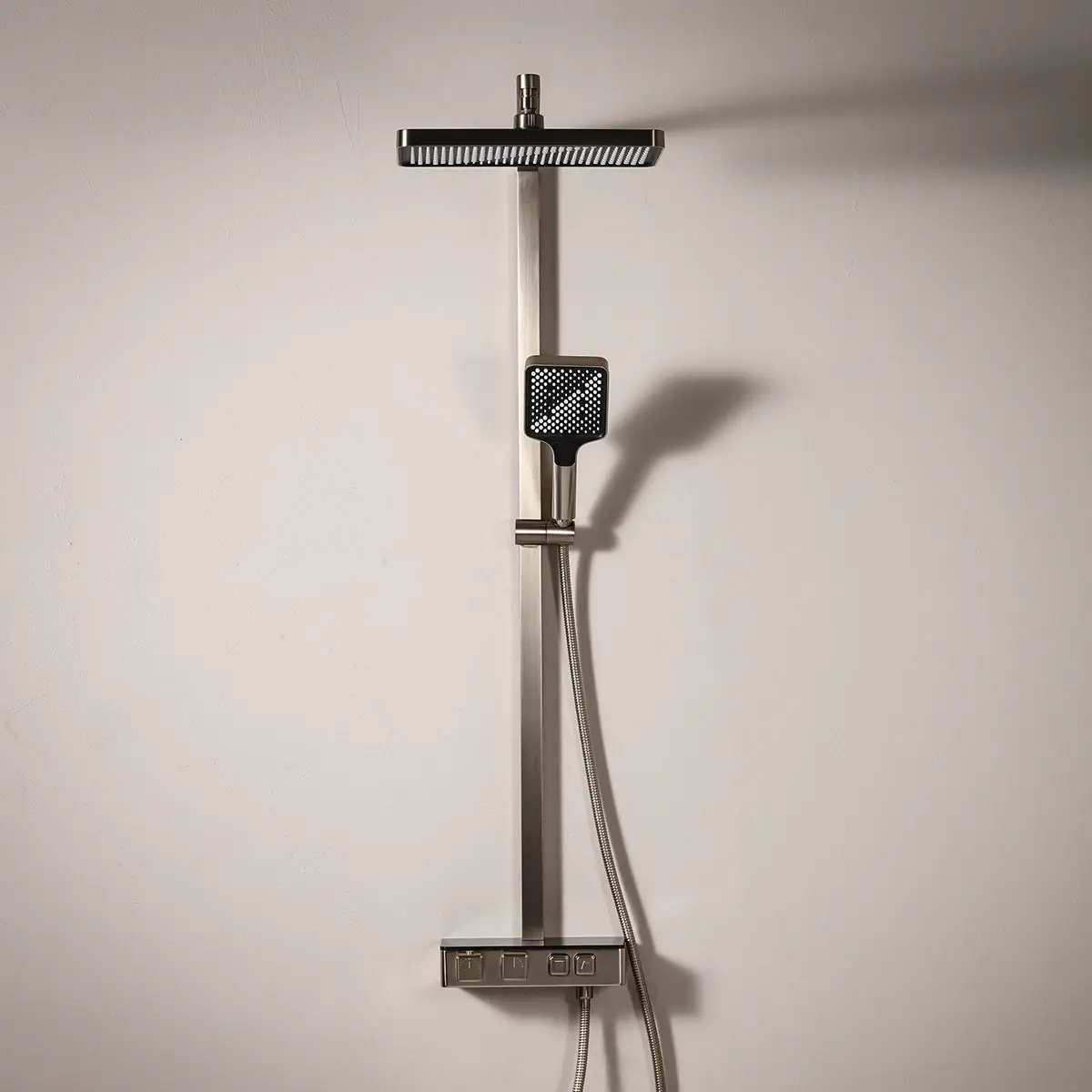 Colonne de douche thermostatique avec manette cannelée finition Champagne élégante dans une salle de bain moderne.