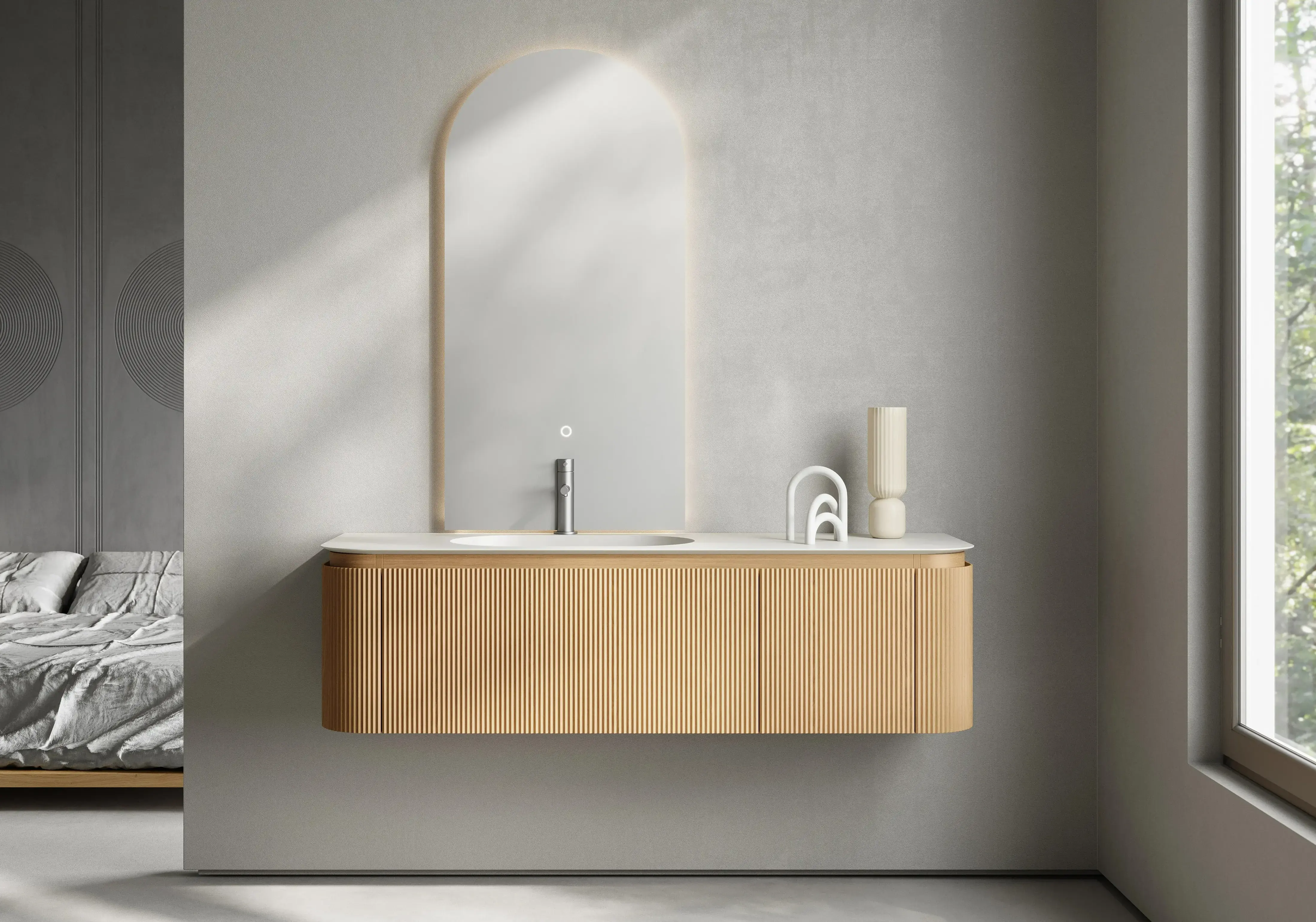 Meuble vasque suspendu 150 cm en chêne cannelé avec plan vasque solid surface et miroir arrondi rétroéclairé, design moderne salle de bain.