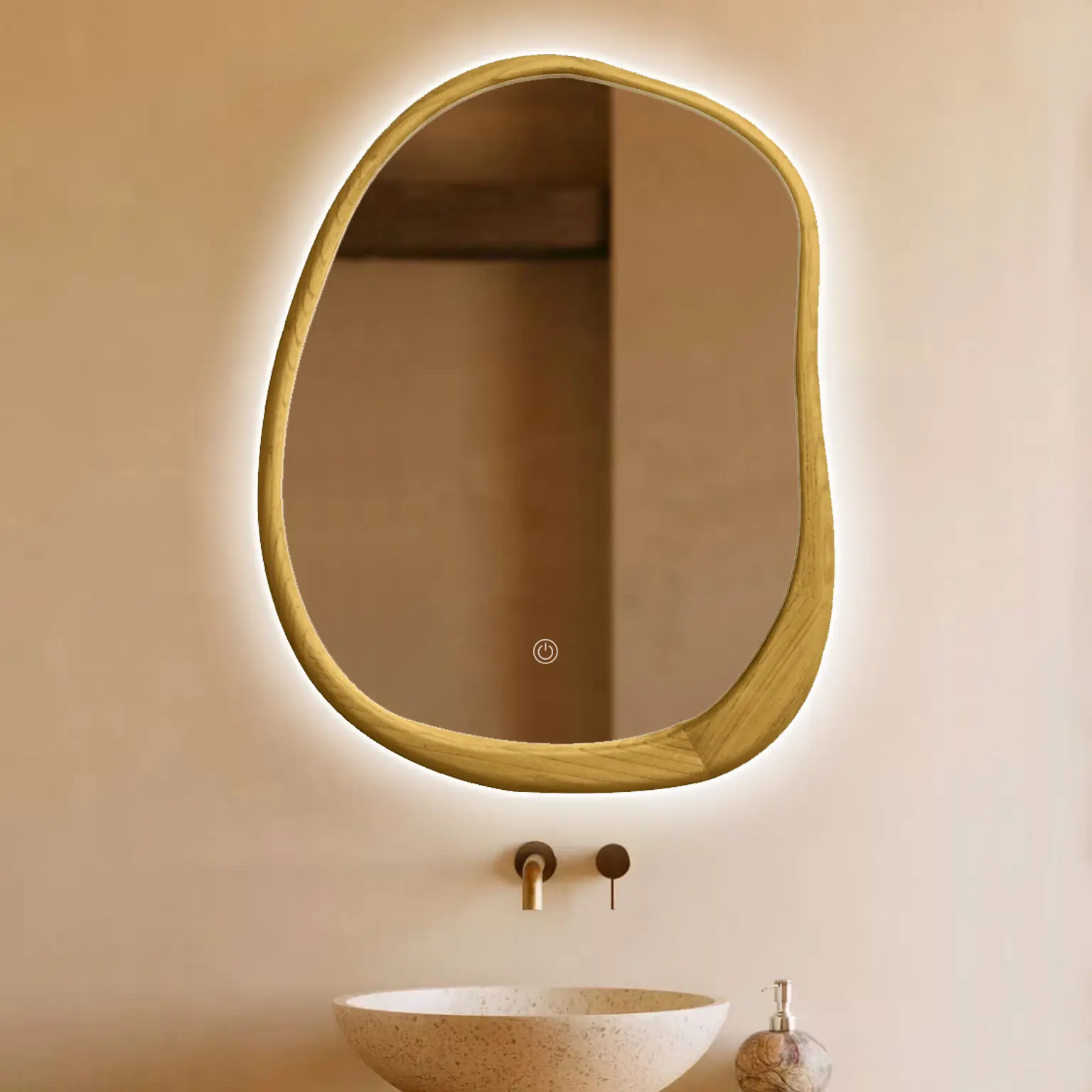 Miroir de forme organique avec cadre en chêne clair avec bouton pour rétroéclairage