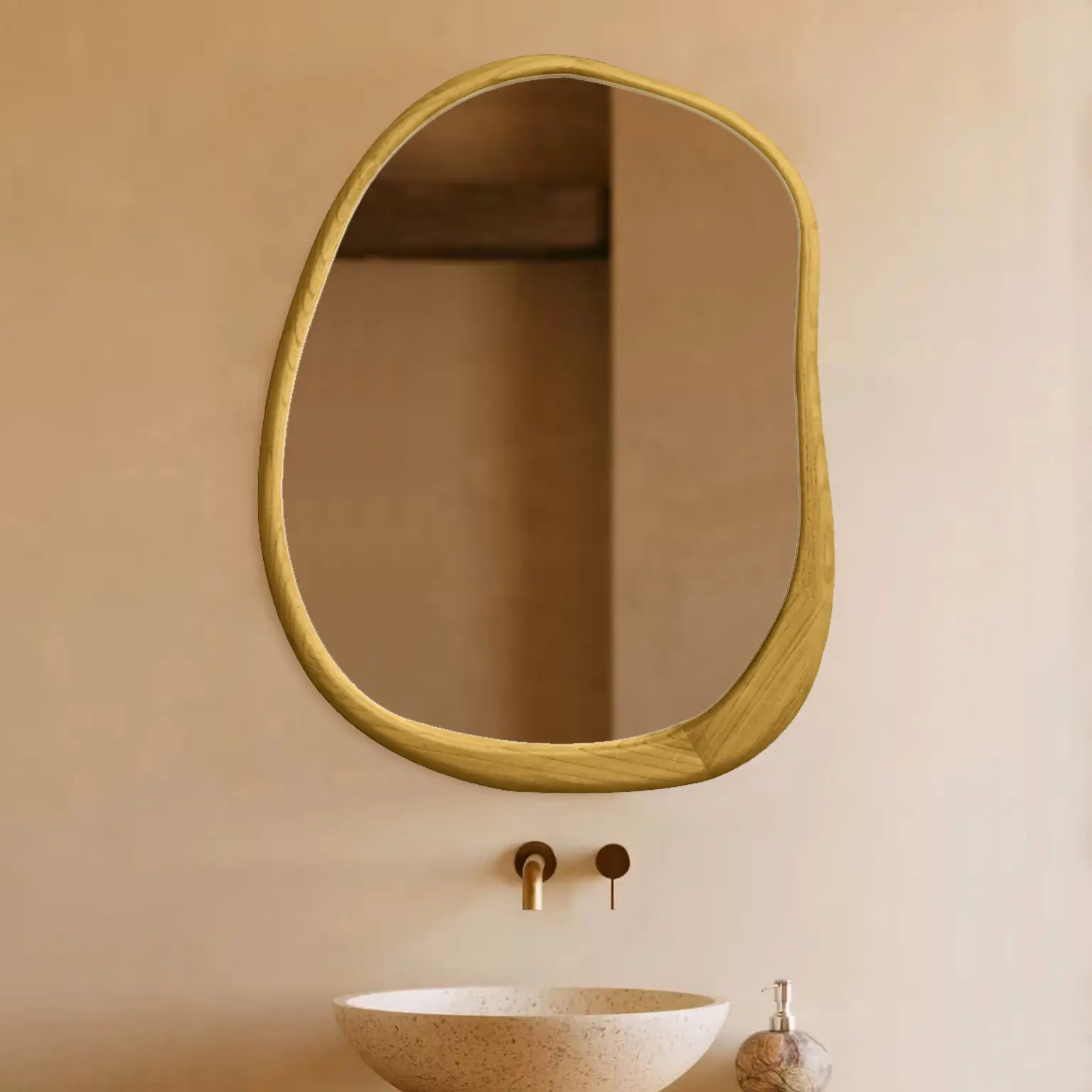 Miroir de forme organique avec cadre en chêne clair
