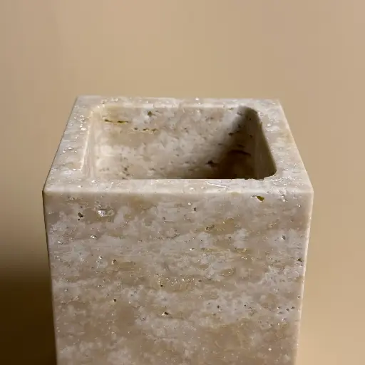 pot-a-poser-carre-detail-travertin-beige-petra-masalledebain.webp