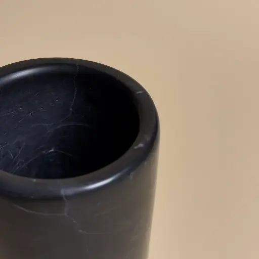 pot-a-poser-rond-detail-bord-marbre-nero-marquina-petra-masalledebain.webp