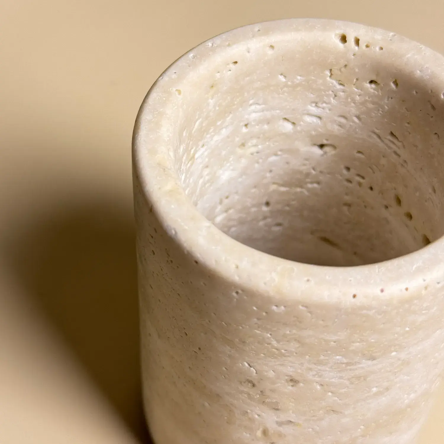 Pot à poser rond, véritable travertin beige, Petra   