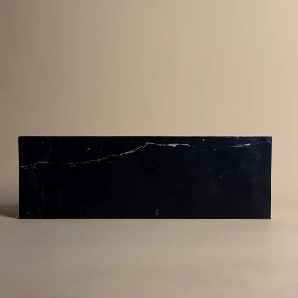 plateau-detail-marbre-nero-marquina-petra-masalledebain.webp