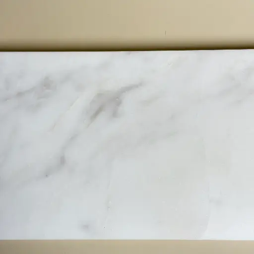 plateau-detail-marbre-blanc-petra-masalledebain.webp