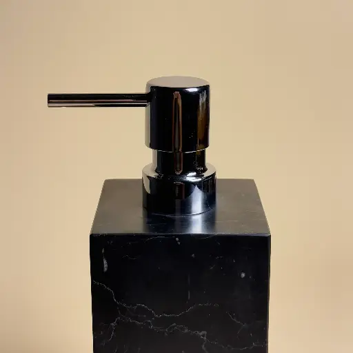 Distributeur de savon carré en marbre noir Nero Marquina 2.webp