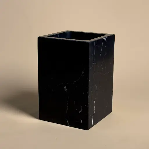 Pot à poser carré en marbre noir Nero Marquina.webp