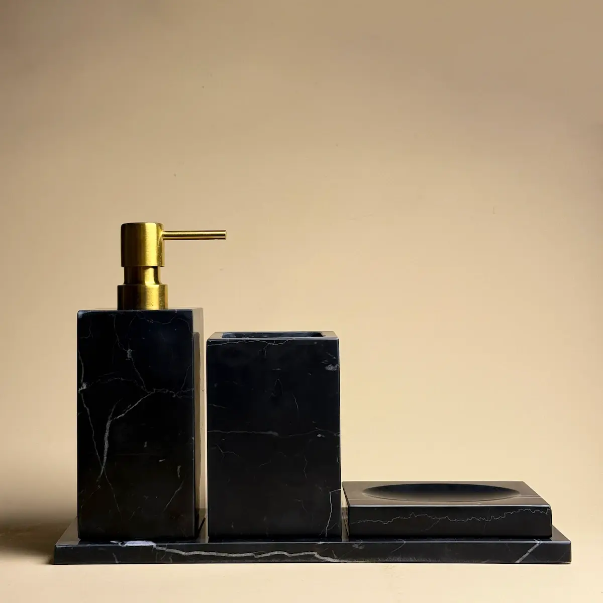 Ensemble d'accessoires Salle de Bain Carré, Petra, Marbre Nero Marquina, Pompe dorée Brossée 