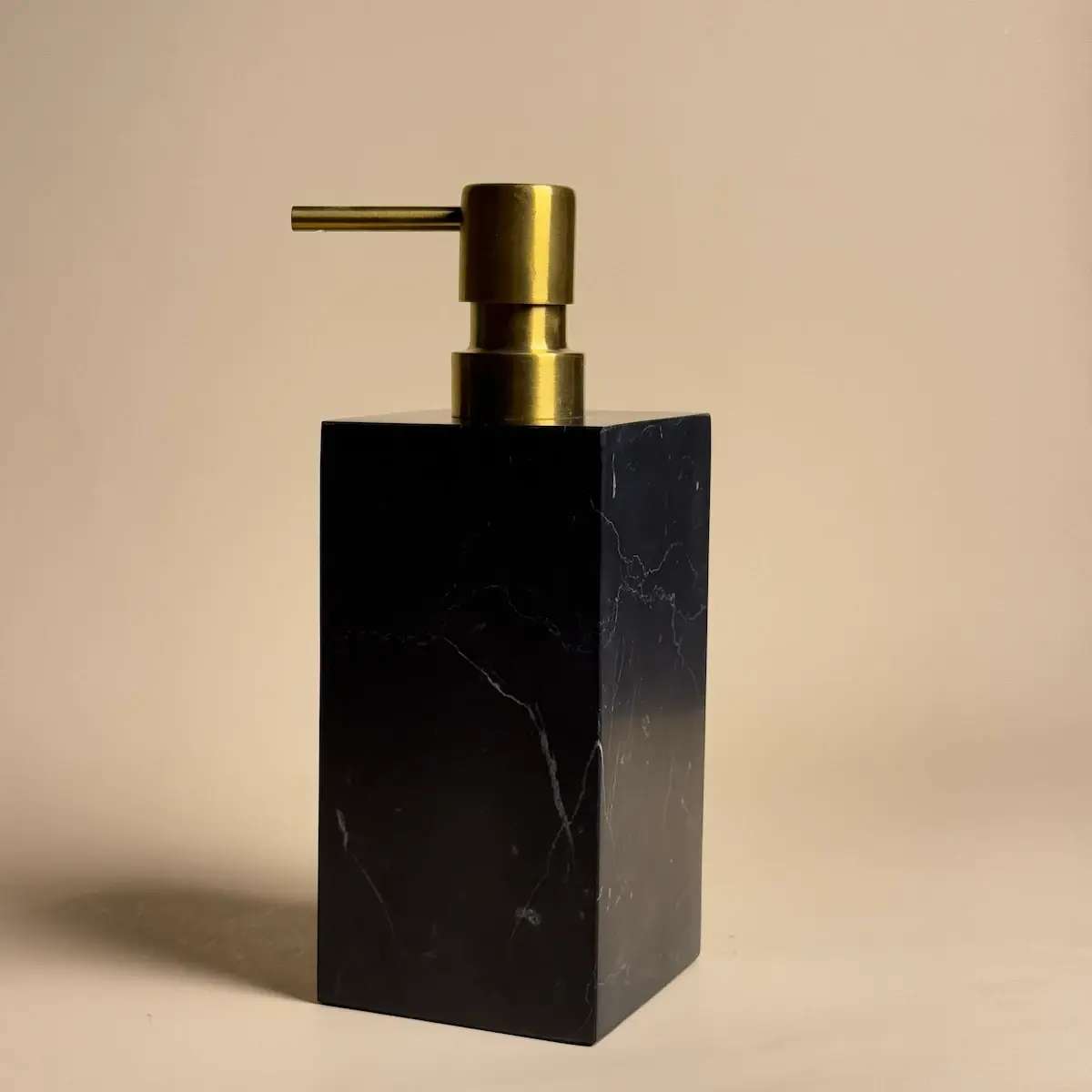 Ensemble d'accessoires Salle de Bain Carré, Petra, Marbre Nero Marquina, Pompe dorée Brossée 