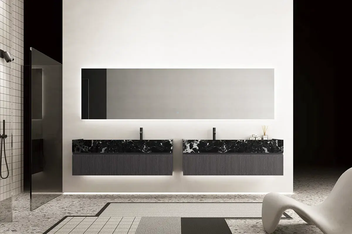 Ensemble salle de bain haut de gamme composé de deux meubles vasque indépendants en bois finition Ink Grey (140x55 cm chacun), surmontés de plans en marbre véritable Céline Black avec vasques intégrées. Un grand miroir LED sans cadre de 300x78 cm surplombe l’ensemble, offrant une lumière diffuse et élégante. Le jeu de symétrie crée un effet visuel graphique et structuré, parfait pour les salles de bain partagées.