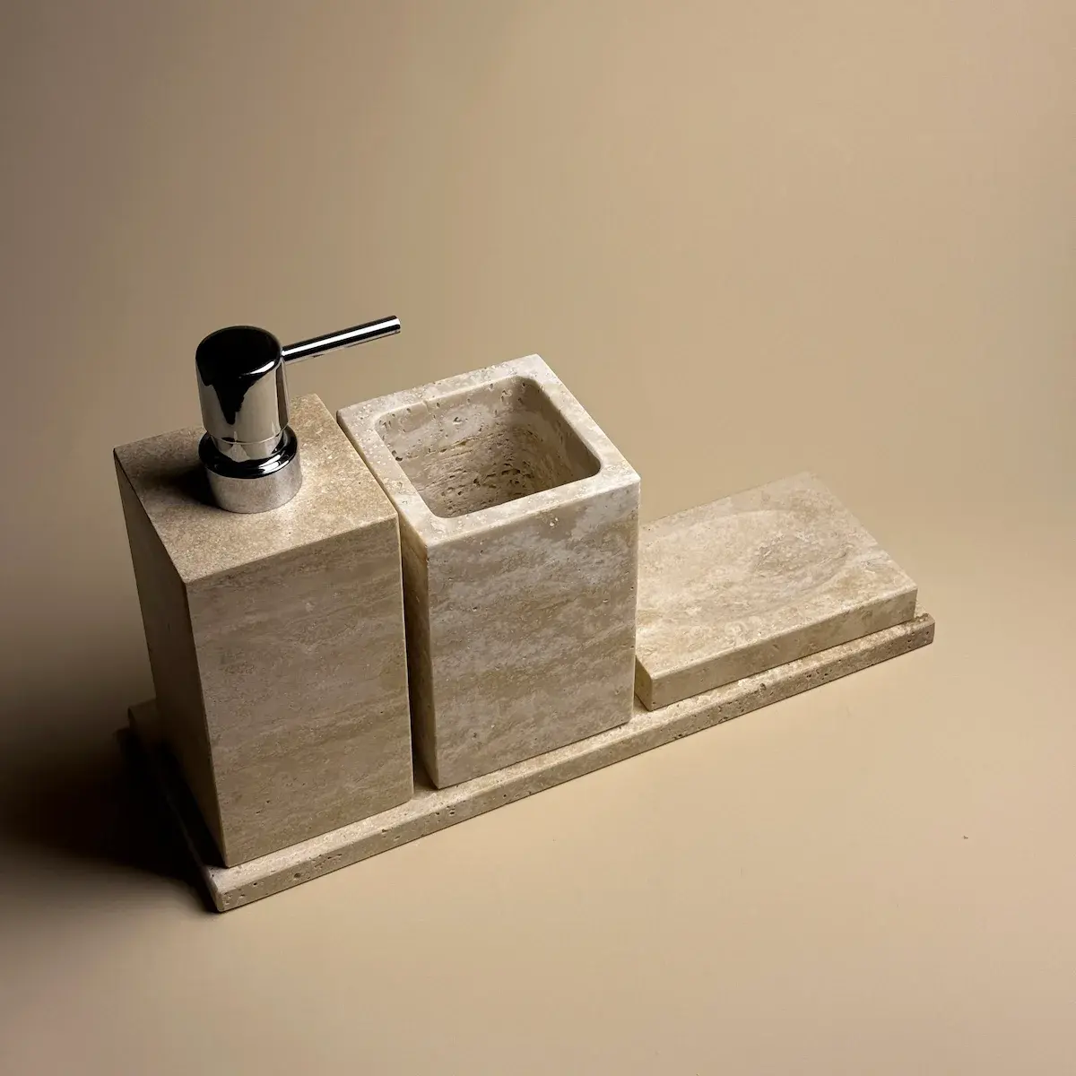 Ensemble d'accessoires de salle de bain YILSTONE en véritable travertin beige avec distributeur de savon à pompe noire, pot à poser, porte-savon et plateau carré.