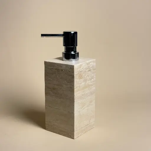 Distributeur de savon carré en travertin beige avec pompe chromée.webp