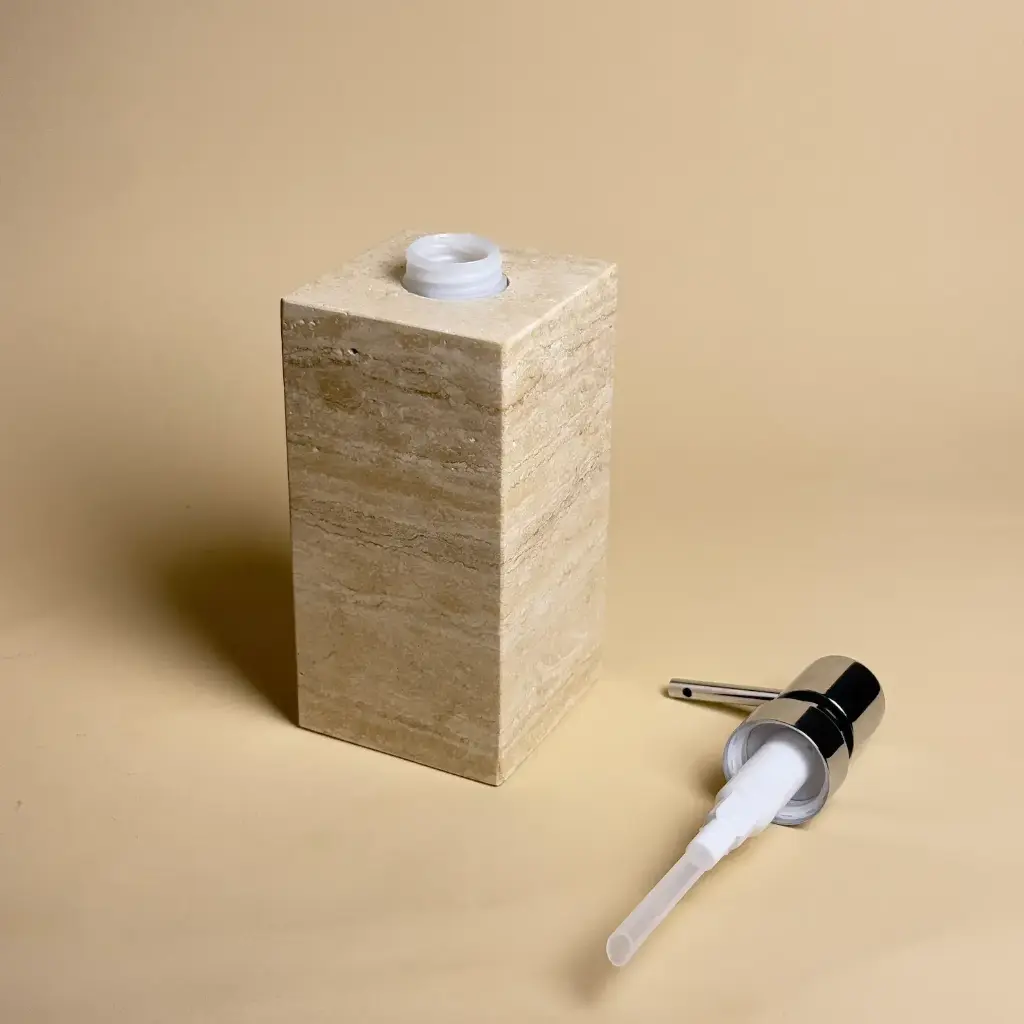 distributeur-savon-carre-ouvert-travertin-beige-pompe-chromee-petra-masalledebai.webp