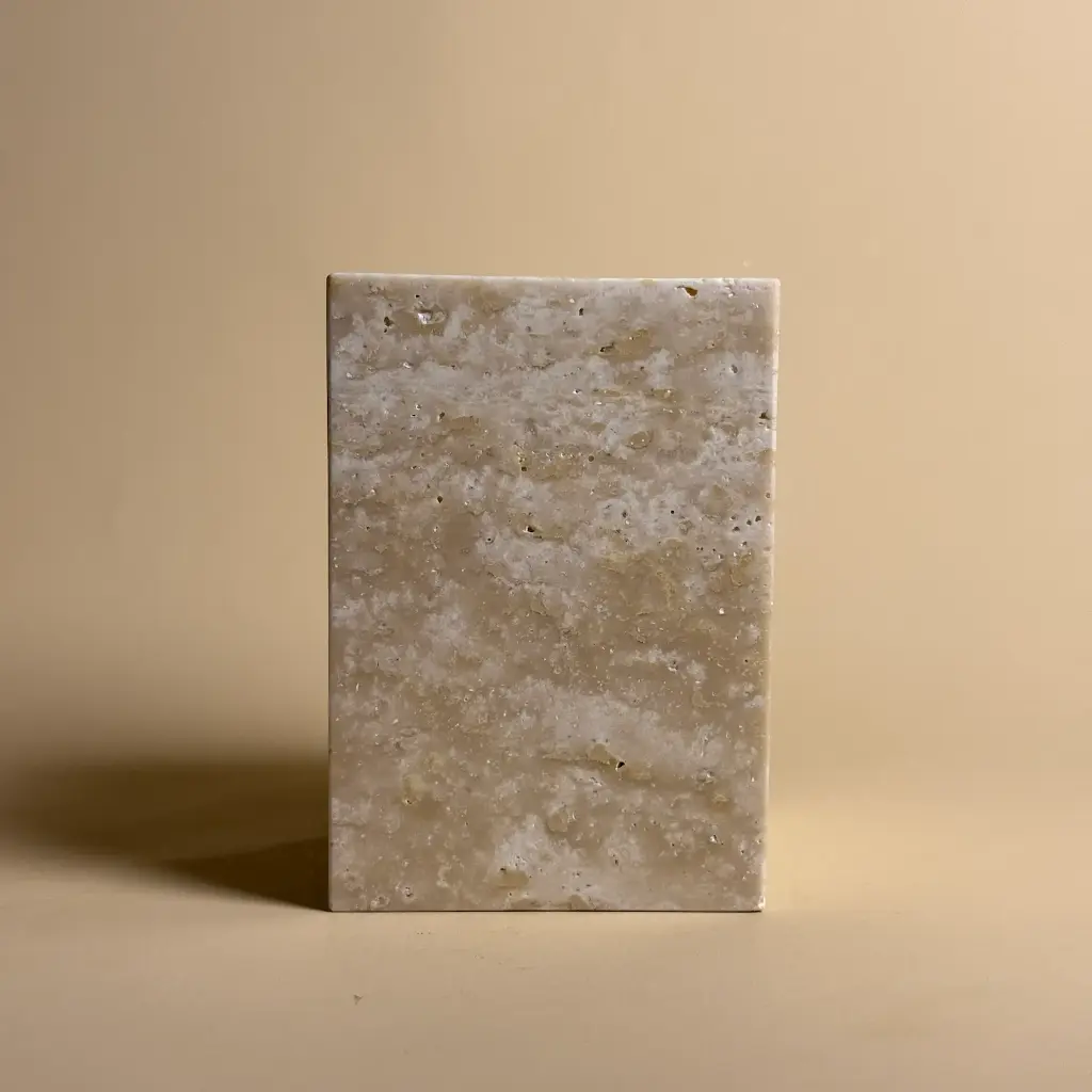 Pot à poser carré en travertin beige.webp