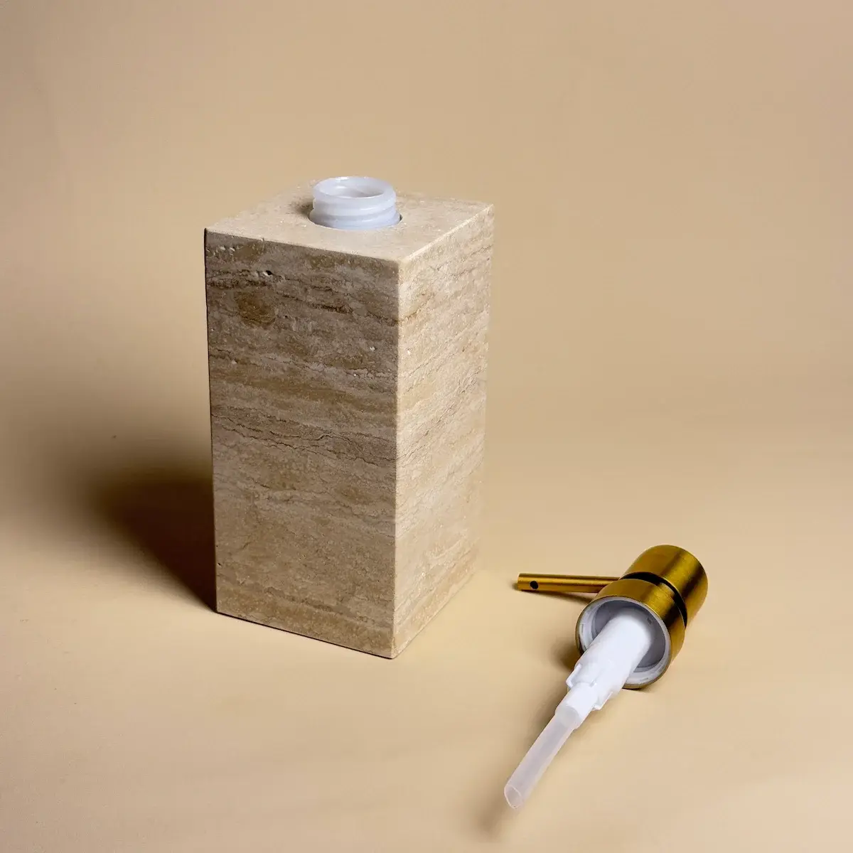 Ensemble Accessoires Salle de Bain Carré, Petra , Travertin Beige, Pompe Dorée Brossée