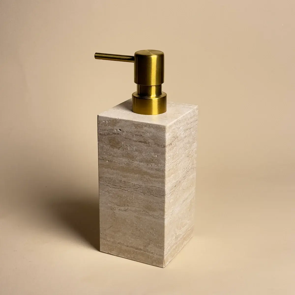 Ensemble Accessoires Salle de Bain Carré, Petra , Travertin Beige, Pompe Dorée Brossée