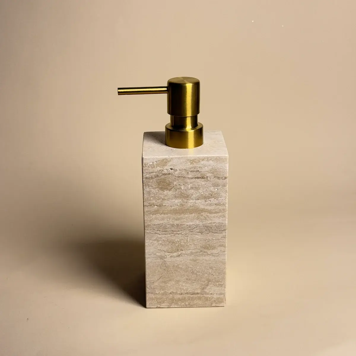 Ensemble Accessoires Salle de Bain Carré, Petra , Travertin Beige, Pompe Dorée Brossée