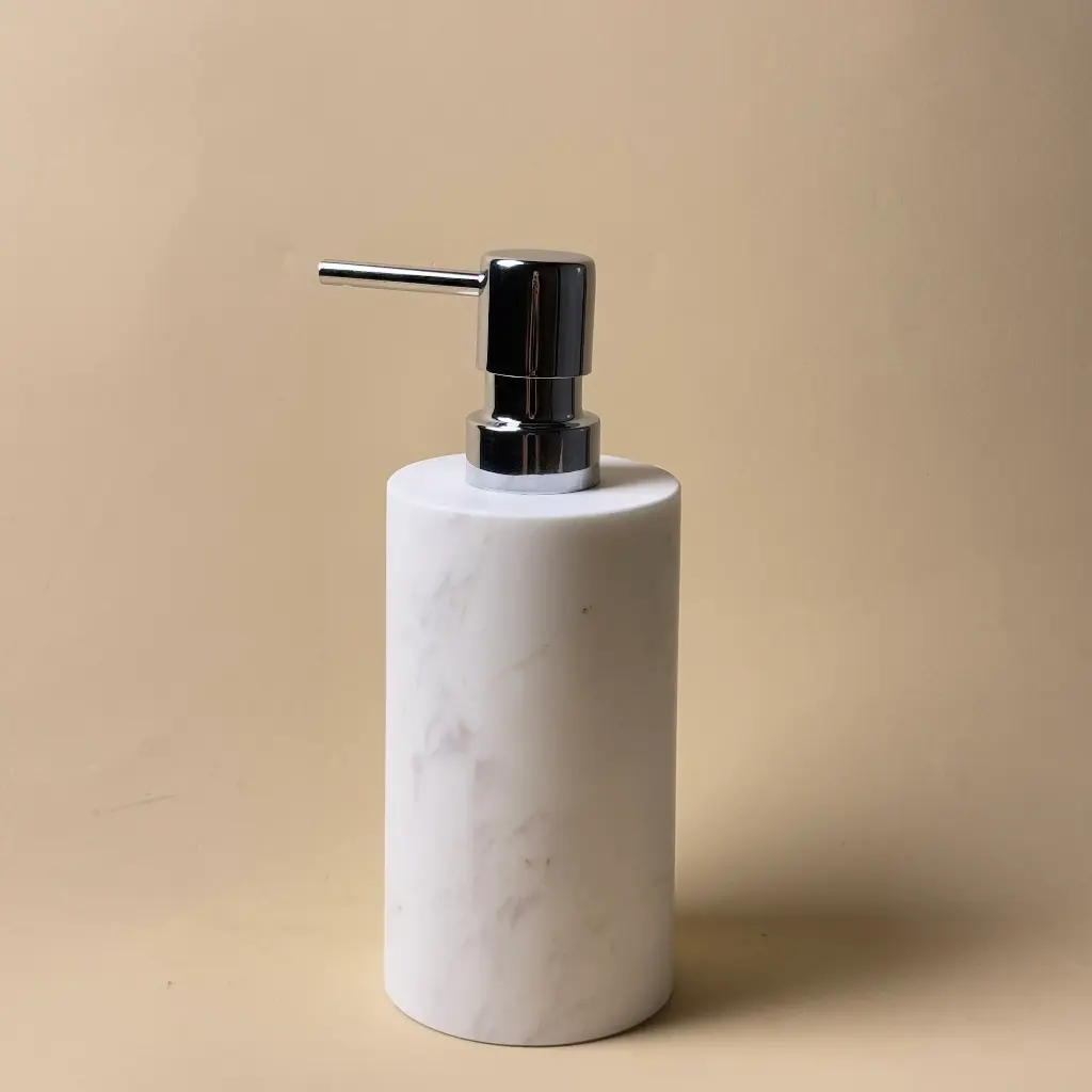 Distributeur de savon rond en marbre blanc avec pompe chromée,.webp