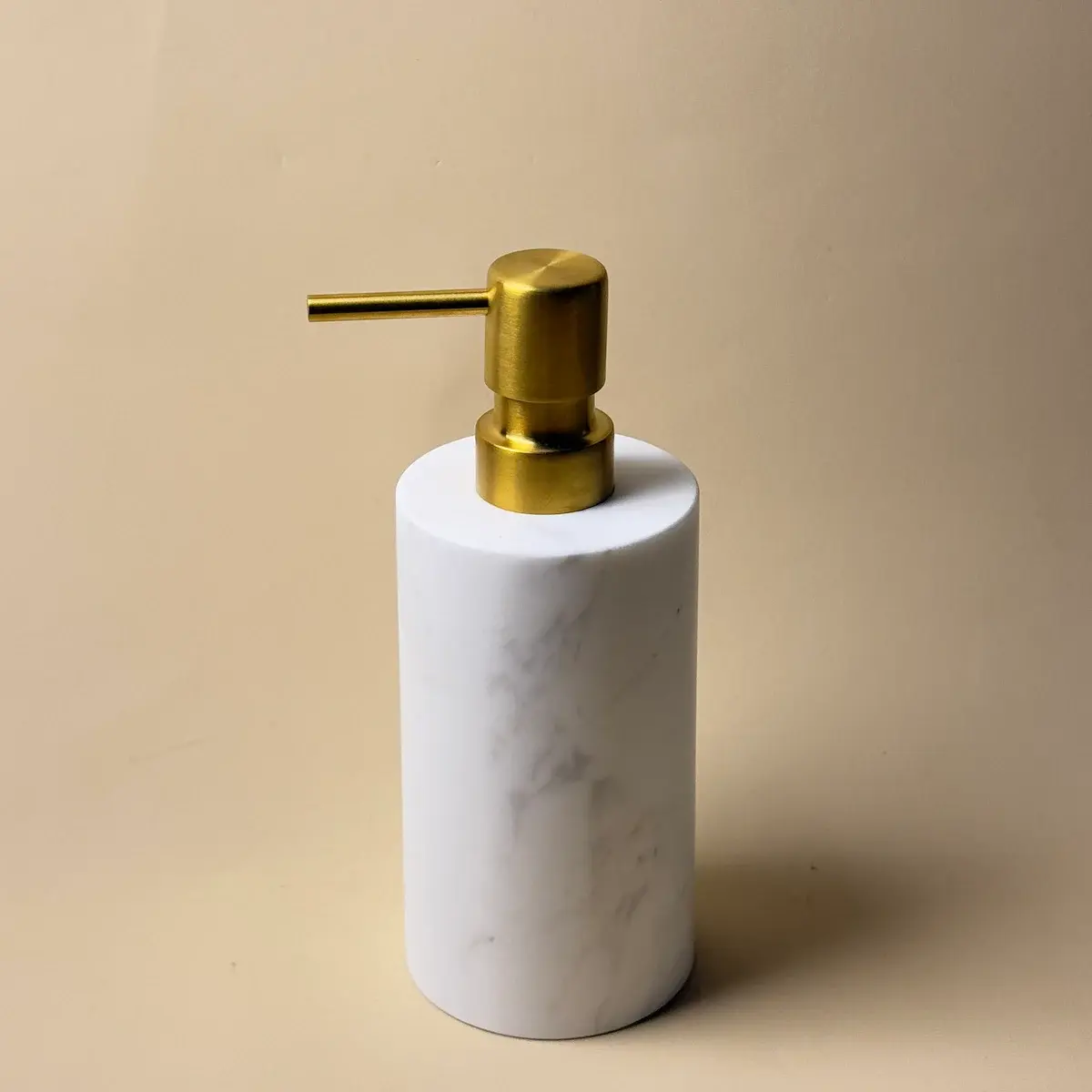 Ensemble d'Accessoires Salle de Bain Rond , Petra , Marbre Blanc Véritable, Pompe Dorée Brossée