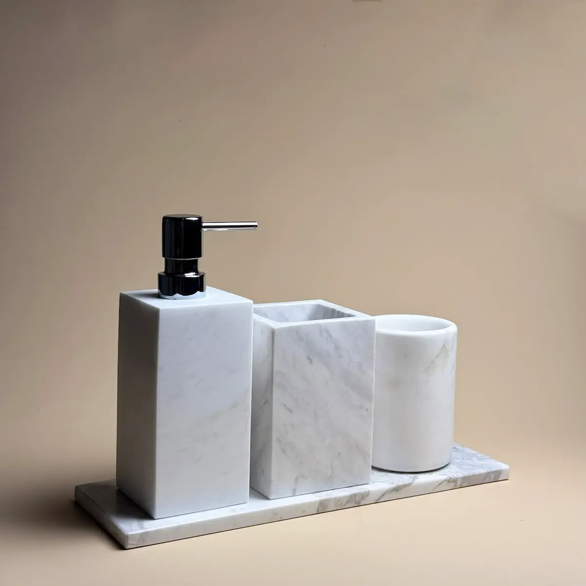 Vue de face de l'ensemble Yilstone en marbre blanc carré pour salle de bain, avec distributeur, pot et porte-savon.