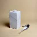 Distributeur de savon carré en marbre blanc avec pompe chromée.webp