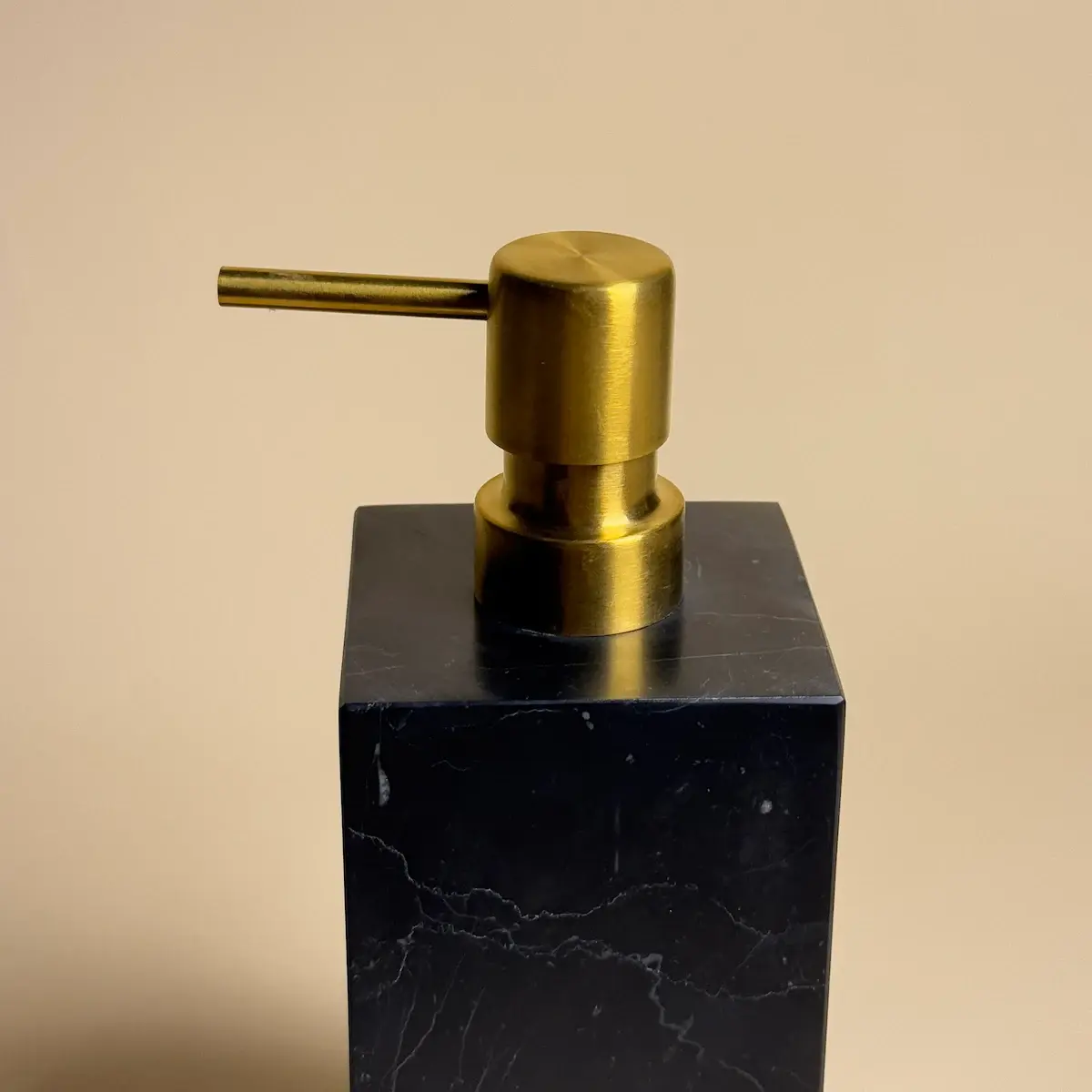 Distributeur Savon Marbre Noir & Pompe Dorée