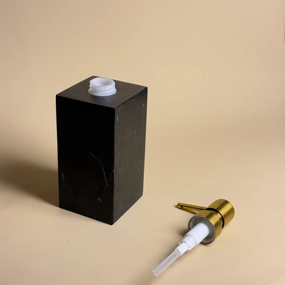 Distributeur Savon Marbre Noir & Pompe Dorée