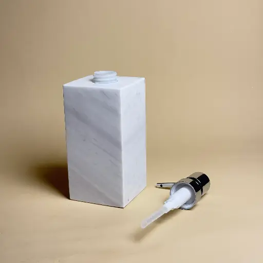 distributeur-savon-carre-ouvert-marbre-blanc-pompe-chromee-petra-masalledebain.webp