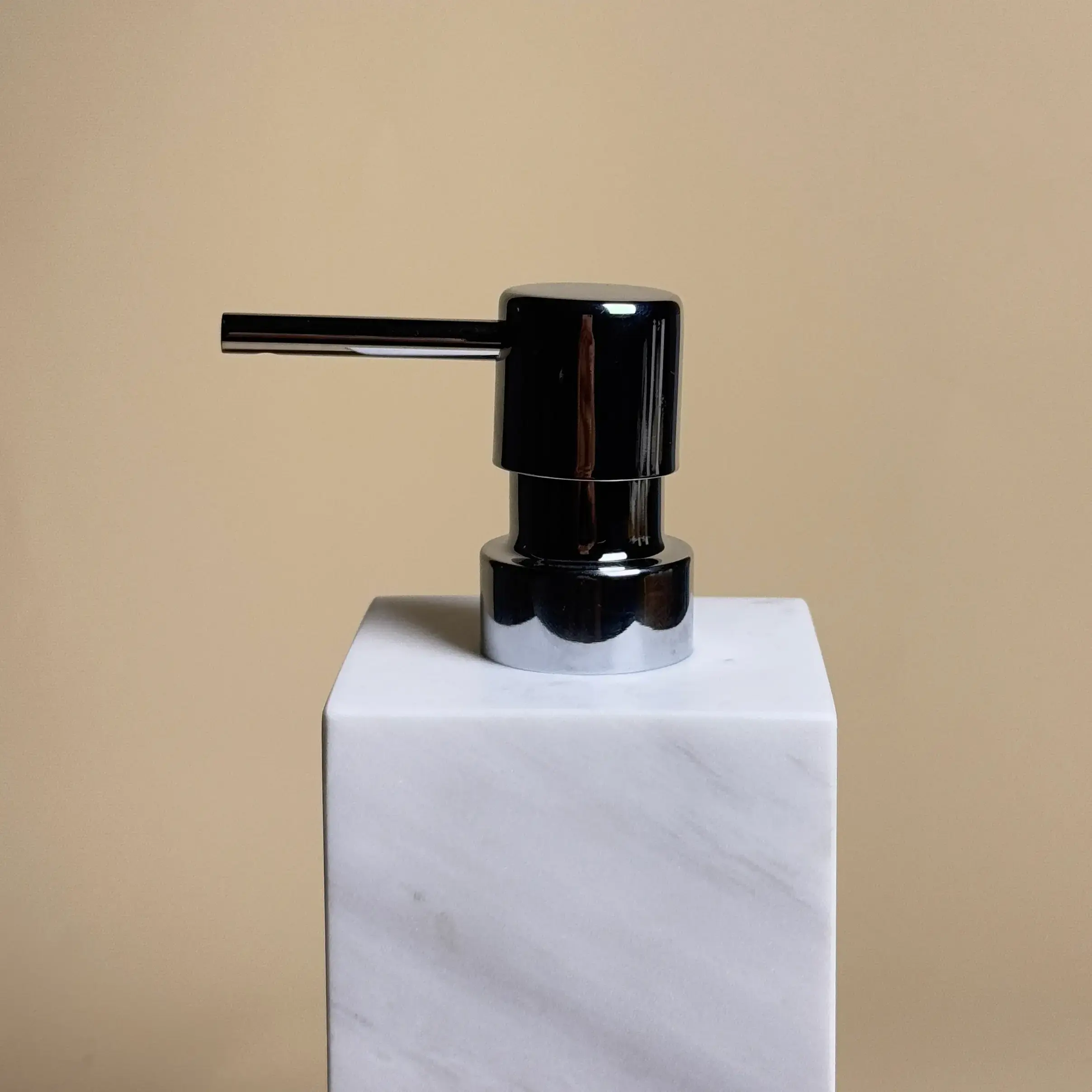 Distributeur Savon Marbre Blanc & Pompe Chromée