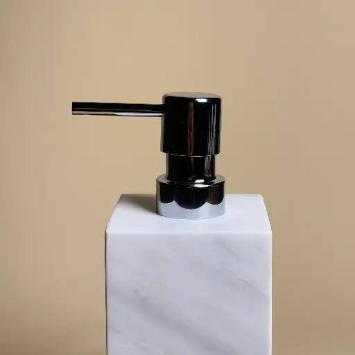 distributeur-savon-carre-pompe-chromee-marbre-blanc-petra-masalledebain.webp