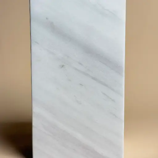 distributeur-savon-carre-detail-marbre-blanc-petra-masalledebain.webp