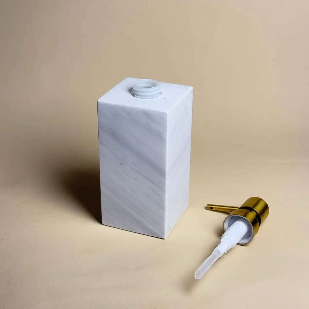 Distributeur de savon carré, marbre blanc & Pompe Dorée