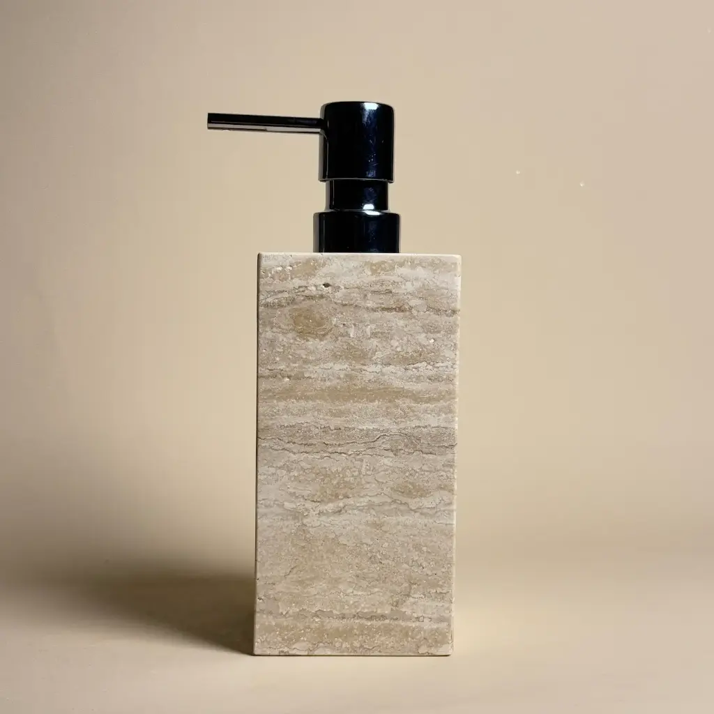 distributeur-savon-carre-vue-laterale-travertin-beige-petra-masalledebain.webp