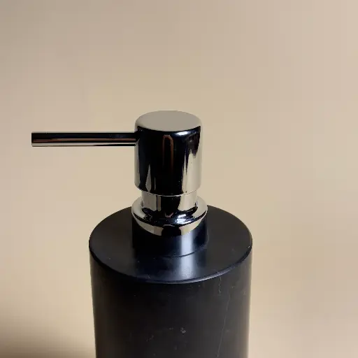 distributeur-savon-rond-pompe-chromee-marbre-nero-marquina-petra-masalledebain.webp
