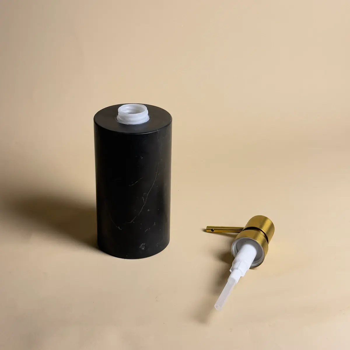 Distributeur Savon Rond Marbre Noir & Pompe dorée