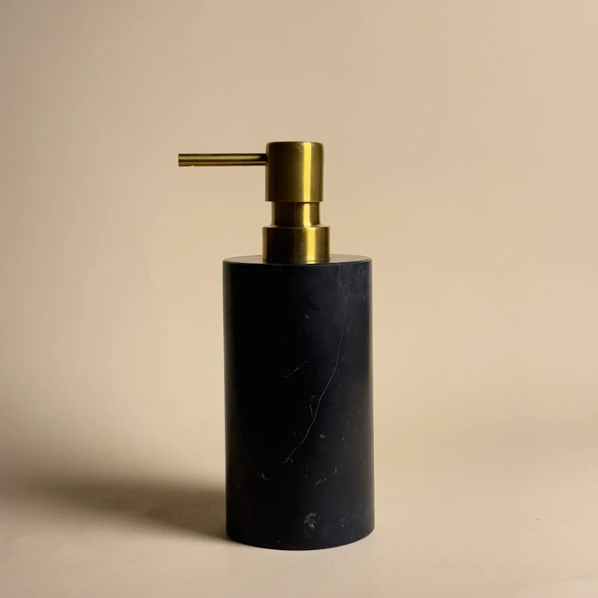 Distributeur Savon Rond Marbre Noir & Pompe dorée