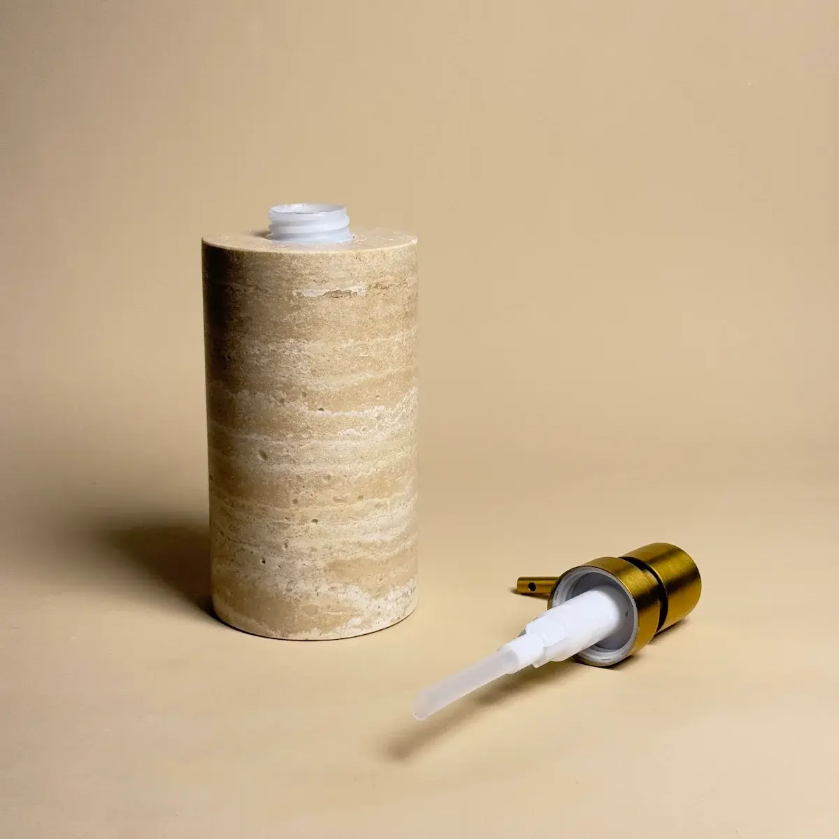 Distributeur de savon rond, travertin beige & Pompe Dorée Brossée